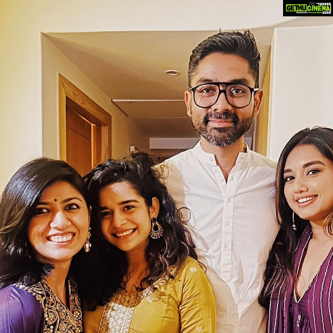 Mithila Palkar Instagram - I’m so grateful to have all these people in my life! I truly, truly lucked out with this chosen family of mine! These twinkling stars made the first Diwali in my home the brightest!✨ @sarangsathaye mentioned that it would only be apt for me to host a musical evening to celebrate my special first. I promptly lapped the idea up and put together a room of people who ended up making this evening purely magical. Most aren’t in the photos, some I even forgot to click a photo with but I will be revelling in the memory of this night and the gratitude I felt because of it, for a long, long time. Hope you all had a blessed, peaceful Diwali! 🪔✨