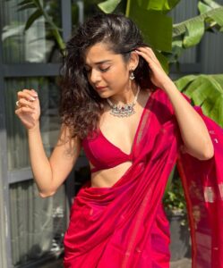 Mithila Palkar Instagram - पहिली दिवाळी 🏠✨

Happy Diwali, everyone! Here’s wishing you the brightest and loveliest year! Be safe ♥️

Saree @sawenchi 
Jewellery @houseofaadyaa