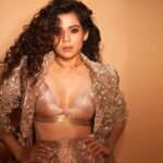Mithila Palkar Instagram – Bringing in the festive szn shine ✨

Wearing @tatwammcouture 
Choker @varnikaaroraofficial 
Bag @haands_free 
Makeup @sahithya.shetty 
Hair @suhasshinde1 
📸 @shivamguptaphotography 

Styled by @shreejarajgopal @drapingdreams.inc