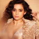 Mithila Palkar Instagram – Bringing in the festive szn shine ✨

Wearing @tatwammcouture 
Choker @varnikaaroraofficial 
Bag @haands_free 
Makeup @sahithya.shetty 
Hair @suhasshinde1 
📸 @shivamguptaphotography 

Styled by @shreejarajgopal @drapingdreams.inc