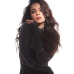 Mithila Palkar Instagram – 🖤✨

Styled by @shreejarajgopal
Assisted by @dhwanii.jain
Outfit @_vulgarofficial 
Make up @vardannayak 
Hair @deepalid10
Photography @shivamguptaphotography