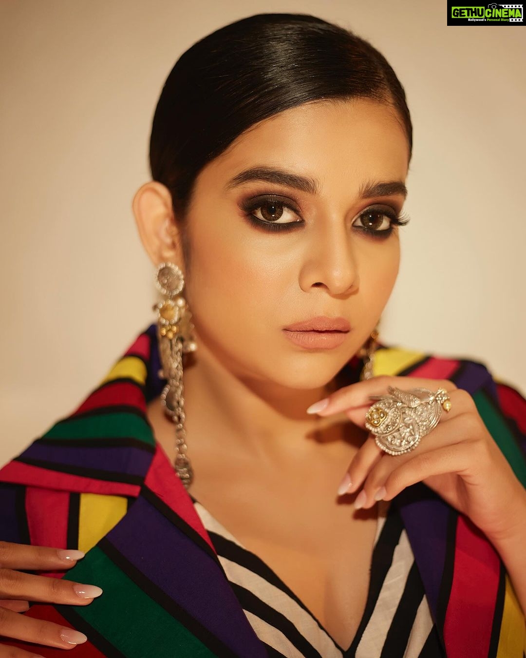 Mithila Palkar Instagram - Rangeen 🎨 For the @mumbaifilmfestival opening night ✨ 📸 @shivamguptaphotography Styled by @shreejarajgopal Make up @sahithya.shetty Hair @hairbyradhika Outfit @ka_sha_india Earrings @laramorakhia Cuffs @@laramorakhia @rubans.in Ring @laramorakhia Heels @oceedeeshoes