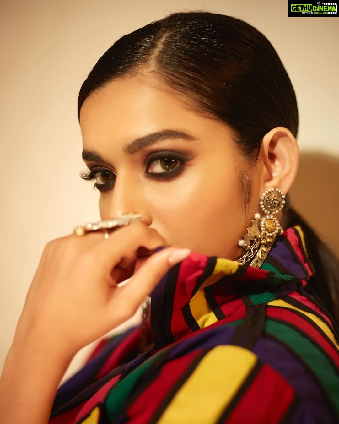 Mithila Palkar Instagram - Rangeen 🎨 For the @mumbaifilmfestival opening night ✨ 📸 @shivamguptaphotography Styled by @shreejarajgopal Make up @sahithya.shetty Hair @hairbyradhika Outfit @ka_sha_india Earrings @laramorakhia Cuffs @@laramorakhia @rubans.in Ring @laramorakhia Heels @oceedeeshoes