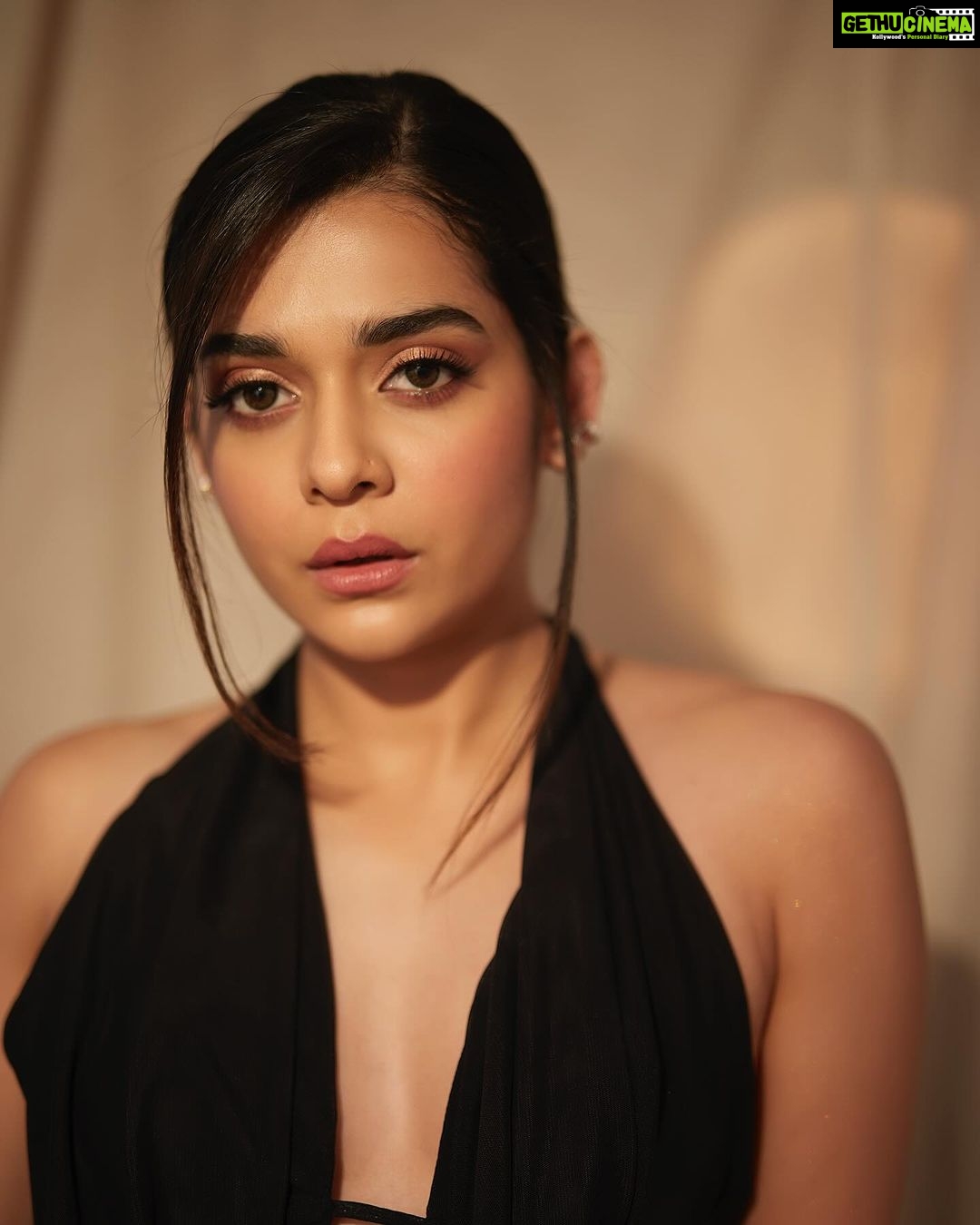 Mithila Palkar Instagram - Back to glam life ✨ Wearing @ohpolly Jewels @gehnajewellers1 Stylist @shreejarajgopal Make up @sahithya.shetty Hair @shrushti_birje_28 Photography @shivamguptaphotography Managed by @parthmangla PR team @communiquefilmpr