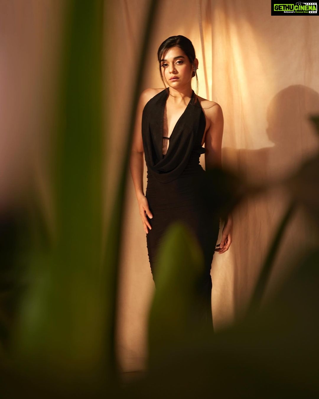 Mithila Palkar Instagram - Back to glam life ✨ Wearing @ohpolly Jewels @gehnajewellers1 Stylist @shreejarajgopal Make up @sahithya.shetty Hair @shrushti_birje_28 Photography @shivamguptaphotography Managed by @parthmangla PR team @communiquefilmpr