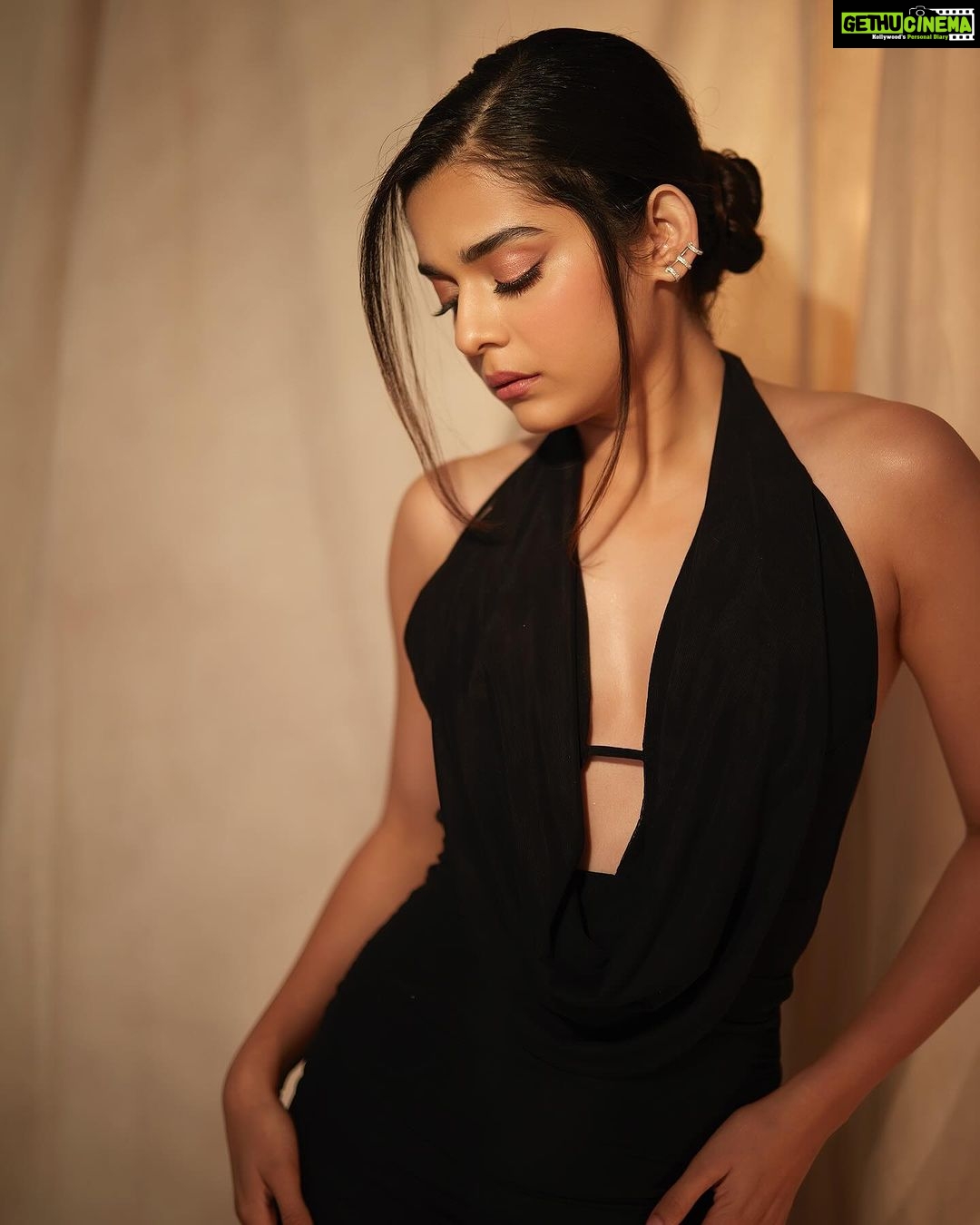 Mithila Palkar Instagram - Back to glam life ✨ Wearing @ohpolly Jewels @gehnajewellers1 Stylist @shreejarajgopal Make up @sahithya.shetty Hair @shrushti_birje_28 Photography @shivamguptaphotography Managed by @parthmangla PR team @communiquefilmpr