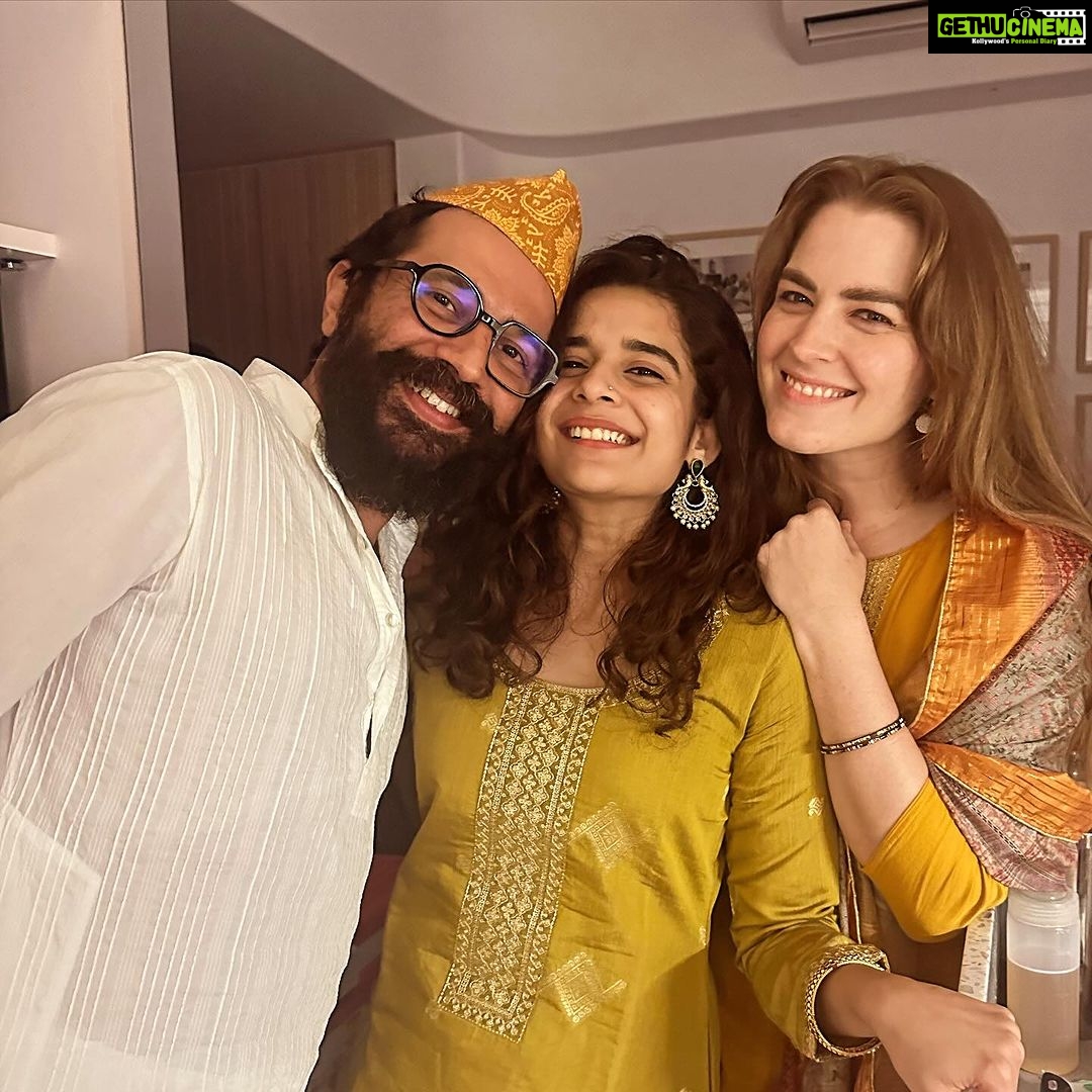 Mithila Palkar Instagram - I’m so grateful to have all these people in my life! I truly, truly lucked out with this chosen family of mine! These twinkling stars made the first Diwali in my home the brightest!✨ @sarangsathaye mentioned that it would only be apt for me to host a musical evening to celebrate my special first. I promptly lapped the idea up and put together a room of people who ended up making this evening purely magical. Most aren’t in the photos, some I even forgot to click a photo with but I will be revelling in the memory of this night and the gratitude I felt because of it, for a long, long time. Hope you all had a blessed, peaceful Diwali! 🪔✨