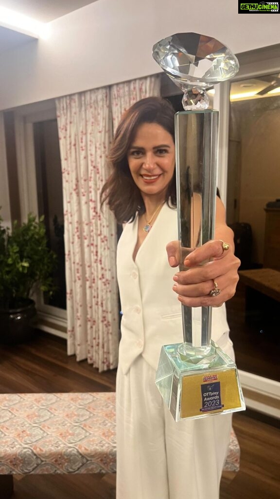 Mona Singh Instagram - BEST Supporting Actor “MADE IN HEAVEN “ season2 thank u @htcity @ottplayapp … Thank u to the makers @zoieakhtar @reemakagti1 for creating such strong , complex and multidimensional characters for women on screen , thank u @amazonprime @alankrita601 @neeraj.ghaywan @nityamehra19 ❤❤also wanna express my gratitude to the incredible cast n crew of Made In Heaven 🎈🎈🎈 Outfit @hazelpaulsingh Hair @pujashrijain