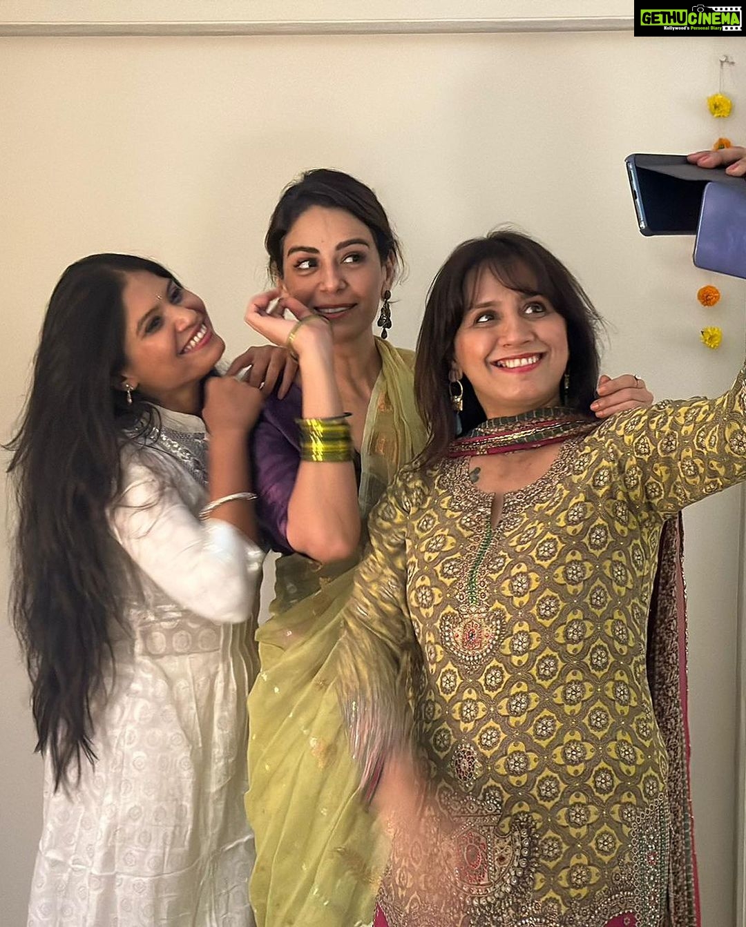 Mona Singh Instagram - Thank u @anushreearora9 @prashantpallath for an amazing evening ❤️❤️❤️#diwali #happyfaces