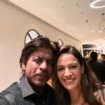 Mona Singh Instagram - Overwhelmed with the LOVE u showered on me, I love u bas ❤️❤️ happpy birthday @iamsrk #bdaybash🎉 #bestnite #kingkhan #aboutlastnight #happy #instamoment #instagood