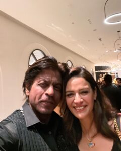 Mona Singh Instagram - Overwhelmed with the LOVE u showered on me, I love u bas ❤️❤️ happpy birthday @iamsrk #bdaybash🎉 #bestnite #kingkhan #aboutlastnight #happy #instamoment #instagood