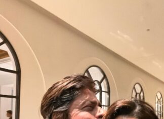 Mona Singh Instagram - Overwhelmed with the LOVE u showered on me, I love u bas ❤️❤️ happpy birthday @iamsrk #bdaybash🎉 #bestnite #kingkhan #aboutlastnight #happy #instamoment #instagood