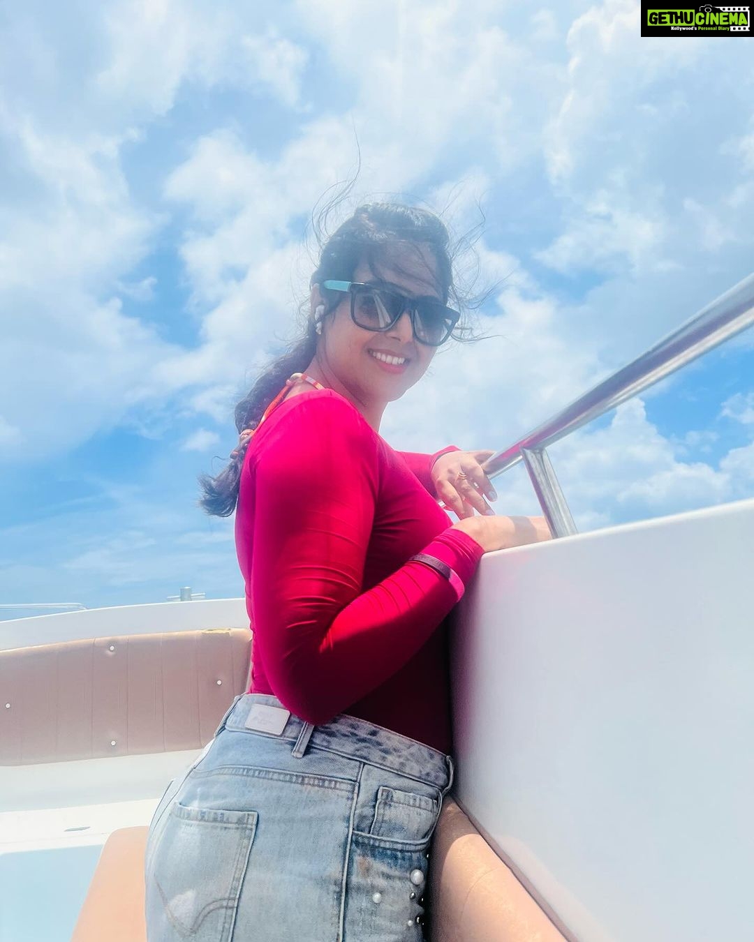 Monal Gajjar Instagram - "Embrace the day with a heart full of gratitude and a mind focused on possibilities. Every morning is a new beginning, a chance to rewrite your story. Make it a masterpiece. ✨ #MorningMotivation #travel #imqueen👸🏻👑 #mmonal #NewBeginnings"