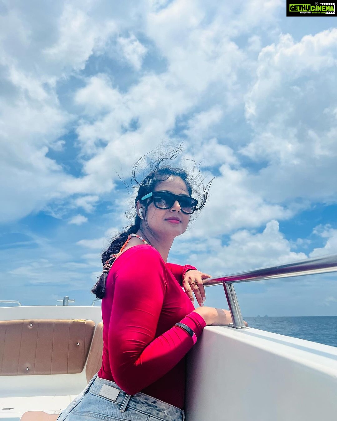Monal Gajjar Instagram - "Embrace the day with a heart full of gratitude and a mind focused on possibilities. Every morning is a new beginning, a chance to rewrite your story. Make it a masterpiece. ✨ #MorningMotivation #travel #imqueen👸🏻👑 #mmonal #NewBeginnings"