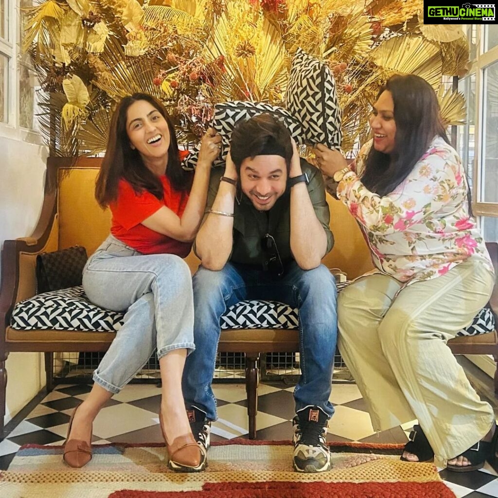 Monica Khanna Instagram - The Perfect Blend Of Chaos And Laughter..... @manish_goplani @chhayachouhan #loveandlaughter #frienship #brothersistersbond #manishgoplani #chhayachauhan #monikakhanna #trio #instagram #instagood #instaphoto #instapicture #instameet #dosti Bohoba