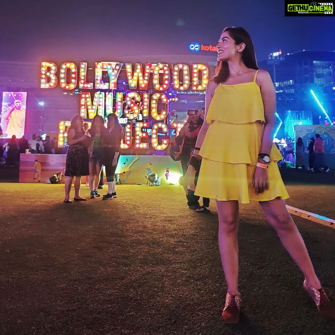 Monica Khanna Instagram - Monika Bollywood Music ke piche Aur Bollywood Music Monika ke piche ❤️❤️ #music #jiogarden #bollywood #musicconcert #filmyladki #mainbollywoodkideewanihun #yellow #yellowmellow #musicmakesmehappy #thankyou #hindigaane #vishalshekhar #bennydayal #farhanakhtar #instagood #instareel #instapicture #instaphoto Jio World Garden