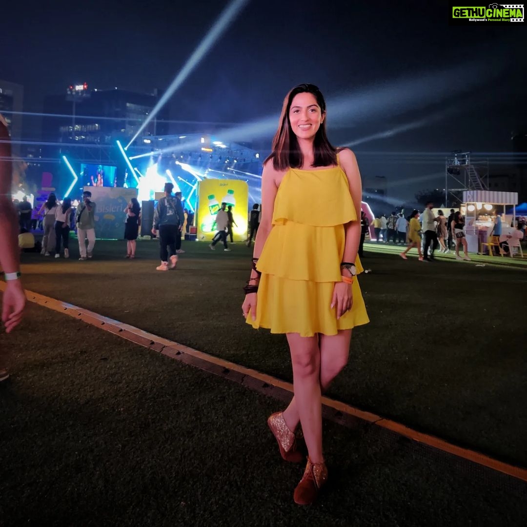 Monica Khanna Instagram - Monika Bollywood Music ke piche Aur Bollywood Music Monika ke piche ❤️❤️ #music #jiogarden #bollywood #musicconcert #filmyladki #mainbollywoodkideewanihun #yellow #yellowmellow #musicmakesmehappy #thankyou #hindigaane #vishalshekhar #bennydayal #farhanakhtar #instagood #instareel #instapicture #instaphoto Jio World Garden
