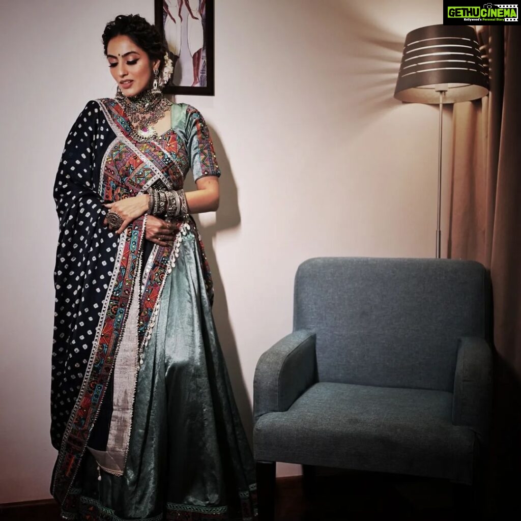 Monica Khanna Instagram - Chahti ti thi koi kaano mein JHUMKA pehenaye… Par usne keh diya WHAT JHUMKA?! 🙈😜 #shayari #gulzaar #navratri #garba #jodhpur #dandiya #dandiyanight #hallo #navratrispecial #monikakhanna #indian #indianwear #ghaghracholi #happiness #love #garbanight #event Styled by :-@style_by_hetaljogi Outfit by - @mirona_fashion_studio Jewellery by - @silver.kiosk @vanijewels_byvaidehi Styled by - @style_by_hetaljogi Hairstyle by :-@sardarrume @_impressionphotographyy__