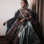 Monica Khanna Instagram - फना हम तो हो गए आंखे उनकी देखकर, आइना ना जाने वो कैसे देखते होंगे। #shayari #gulzaar #navratri #garba #jodhpur #dandiya #dandiyanight #hallo #navratrispecial #monikakhanna #indian #indianwear #ghaghracholi #happiness #love #garbanight #event Styled by :-@style_by_hetaljogi Outfit by - @mirona_fashion_studio Jewellery by - @silver.kiosk @vanijewels_byvaidehi Styled by - @style_by_hetaljogi Hairstyle by :-@sardarrume