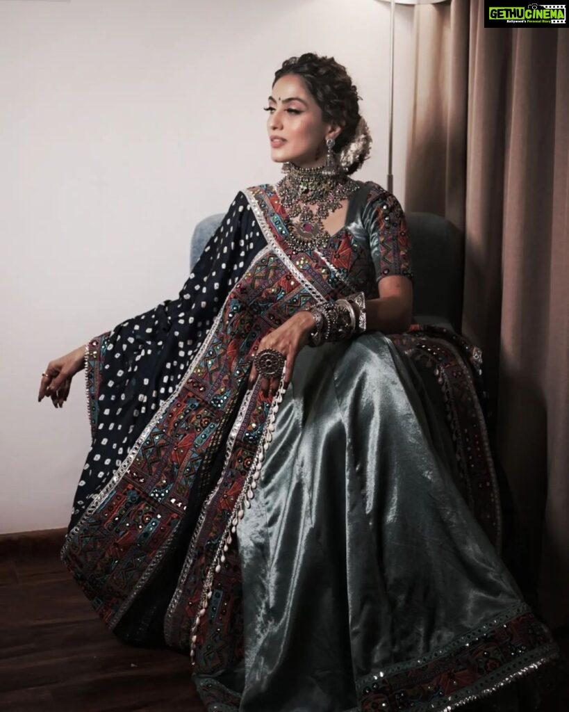 Monica Khanna Instagram - फना हम तो हो गए आंखे उनकी देखकर, आइना ना जाने वो कैसे देखते होंगे। #shayari #gulzaar #navratri #garba #jodhpur #dandiya #dandiyanight #hallo #navratrispecial #monikakhanna #indian #indianwear #ghaghracholi #happiness #love #garbanight #event Styled by :-@style_by_hetaljogi Outfit by - @mirona_fashion_studio Jewellery by - @silver.kiosk @vanijewels_byvaidehi Styled by - @style_by_hetaljogi Hairstyle by :-@sardarrume