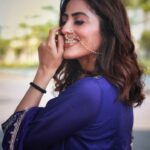 Monica Khanna Instagram - प्यारा सा चेहरा मीठी सी आवाज कोमल सा दिल मासूम सी मुस्कान खुश मिजाज़ अंदाज़ ये तो हुई मेरी बात आप अपना बताओ ☺️☺️😜😜😜 Captured by -@atharvapadhye01 #शायरी #shayari #gulzaar #love #pyar #mohabbat #ishq #mondaymorning #kindnessovereverything #happiness#filmiladki #monikakhanna #teji #ikkkudipunjabidii #instalove #instagram #instagood #monikakhanna #selfmusing #gratitude #begoodtoyourself #instapost #instapicture #instadaily