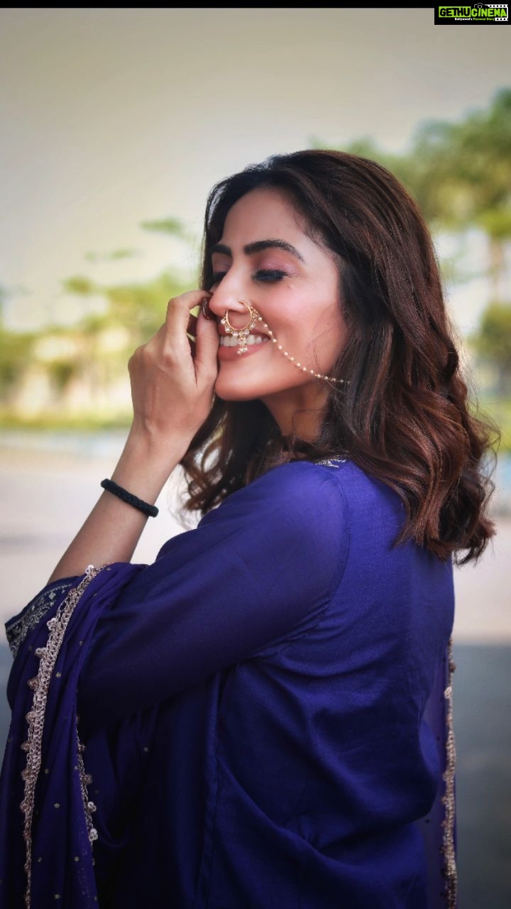 Monica Khanna Instagram - प्यारा सा चेहरा मीठी सी आवाज कोमल सा दिल मासूम सी मुस्कान खुश मिजाज़ अंदाज़ ये तो हुई मेरी बात आप अपना बताओ ☺️☺️😜😜😜 Captured by -@atharvapadhye01 #शायरी #shayari #gulzaar #love #pyar #mohabbat #ishq #mondaymorning #kindnessovereverything #happiness#filmiladki #monikakhanna #teji #ikkkudipunjabidii #instalove #instagram #instagood #monikakhanna #selfmusing #gratitude #begoodtoyourself #instapost #instapicture #instadaily