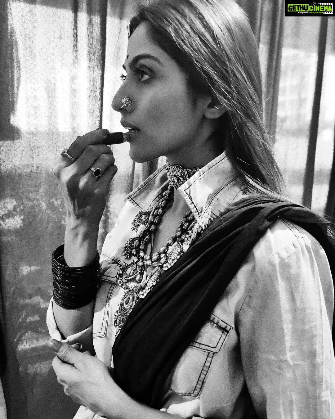 Monica Khanna Instagram - उसकी ज़ुल्फों से बुनीं नज़्में, आँखों से शायरी चुराई, कलम में भरी उसके काजल की स्याही, उसके होंठों ने ग़ज़ल लिखवाई। @kunwar_harsh__ #instalove #instagram #instagood #monikakhanna #selfmusing #gratitude #begoodtoyourself #instapost #instapicture #instadaily #blackandwhite #blackandwhitephotography #photography #saree