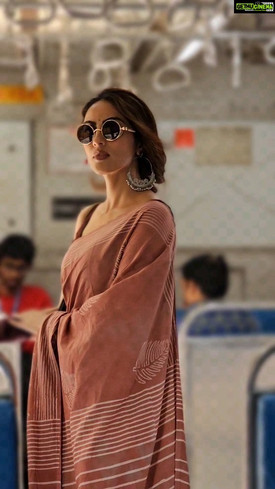 Monica Khanna Instagram - मुझे खुद से मोहब्ब्त हो गई है जा तेरी बातों में अब आऊंगी नहीं।।।। Oh la la ae oh lalala 🎵🎶🎵🎶🎼 Picture credit -@igoforpro Hairstyle by -@sardarrume Makeup by -ME #instareels #saree #sareelove #instavideo #viral #viralvideos #trendingreels #explore #newtrending #trendingsongs #gulzar #bollywood #filmyladki #pyar #ishq #mohabbat #sareefashion #churchgate #mumbai #localtrain #local #phogography