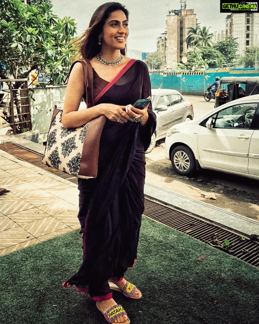 Monica Khanna Instagram - मंजिलों से गुमराह कर देते हैं कुछ लोग हर किसी से रास्ता पूछना अच्छा नहीं होता।। गुलज़ार साहब 🌻 @jerrypundkar #instalove #instagram #instagood #monikakhanna #selfmusing #gratitude #begoodtoyourself #instapost #instapicture #instadaily