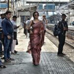 Monica Khanna Instagram - रास्ते कहां ख़त्म होते हैं ज़िंदग़ी के सफ़र में, मंज़िल तो वहां है जहां ख्वाहिशें थम जाएं। Picture credit -@igoforpro Hairstyle by -@sardarrume Makeup by -ME #instareels #saree #sareelove #instavideo #viral #viralvideos #trendingreels #explore #newtrending #trendingsongs #gulzar #bollywood #filmyladki #pyar #ishq #mohabbat #sareefashion #churchgate #mumbai #localtrain #local #phogography Mumbai Local Trains