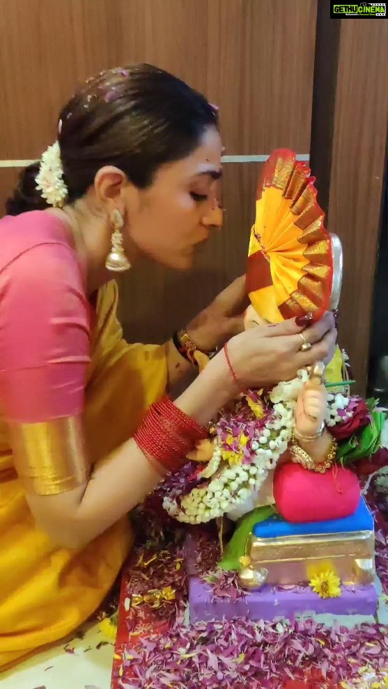 Monica Khanna Instagram - इस बात का सबर है की आपको सब खबर है।। मेरा ये भाव सिर्फ आप समझ सकते हो बप्पा।।।पापा का भी खयाल रखना🙏💛🌻 Captured by -@vedantkhot__official #visarjan #bappa #ganpatibappamorya #merebappa2023 visarjan❤️💔 Papa🌻🌻🌻 #ganapati #ganeshchaturthi #ganesh #aarti #bappa #bappamorya #majormissing #gratitude #majhabappa #happiness #gannu #gampu #gannubappa😘 #yellow #yellowfeta #yellow #whiteday