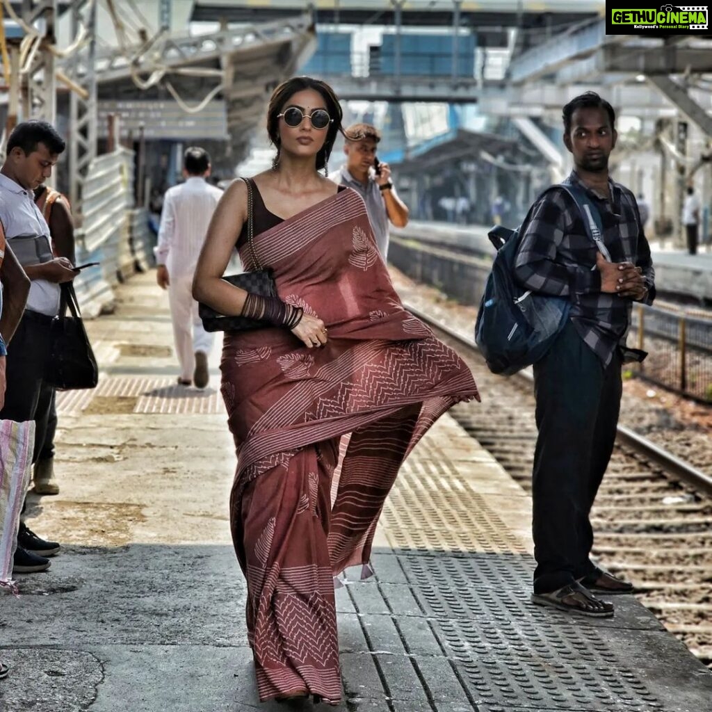 Monica Khanna Instagram - रास्ते कहां ख़त्म होते हैं ज़िंदग़ी के सफ़र में, मंज़िल तो वहां है जहां ख्वाहिशें थम जाएं। Picture credit -@igoforpro Hairstyle by -@sardarrume Makeup by -ME #instareels #saree #sareelove #instavideo #viral #viralvideos #trendingreels #explore #newtrending #trendingsongs #gulzar #bollywood #filmyladki #pyar #ishq #mohabbat #sareefashion #churchgate #mumbai #localtrain #local #phogography Mumbai Local Trains