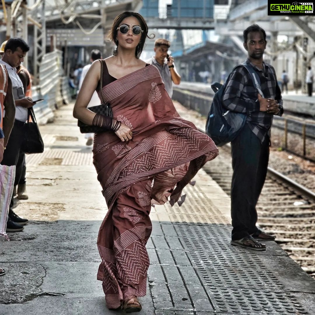 Monica Khanna Instagram - रास्ते कहां ख़त्म होते हैं ज़िंदग़ी के सफ़र में, मंज़िल तो वहां है जहां ख्वाहिशें थम जाएं। Picture credit -@igoforpro Hairstyle by -@sardarrume Makeup by -ME #instareels #saree #sareelove #instavideo #viral #viralvideos #trendingreels #explore #newtrending #trendingsongs #gulzar #bollywood #filmyladki #pyar #ishq #mohabbat #sareefashion #churchgate #mumbai #localtrain #local #phogography Mumbai Local Trains