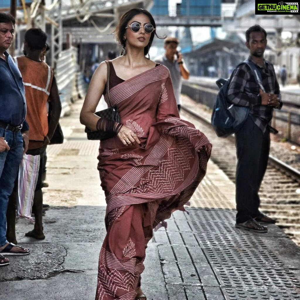 Monica Khanna Instagram - रास्ते कहां ख़त्म होते हैं ज़िंदग़ी के सफ़र में, मंज़िल तो वहां है जहां ख्वाहिशें थम जाएं। Picture credit -@igoforpro Hairstyle by -@sardarrume Makeup by -ME #instareels #saree #sareelove #instavideo #viral #viralvideos #trendingreels #explore #newtrending #trendingsongs #gulzar #bollywood #filmyladki #pyar #ishq #mohabbat #sareefashion #churchgate #mumbai #localtrain #local #phogography Mumbai Local Trains