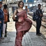 Monica Khanna Instagram - रास्ते कहां ख़त्म होते हैं ज़िंदग़ी के सफ़र में, मंज़िल तो वहां है जहां ख्वाहिशें थम जाएं। Picture credit -@igoforpro Hairstyle by -@sardarrume Makeup by -ME #instareels #saree #sareelove #instavideo #viral #viralvideos #trendingreels #explore #newtrending #trendingsongs #gulzar #bollywood #filmyladki #pyar #ishq #mohabbat #sareefashion #churchgate #mumbai #localtrain #local #phogography Mumbai Local Trains
