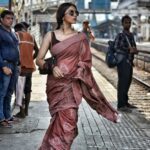 Monica Khanna Instagram - रास्ते कहां ख़त्म होते हैं ज़िंदग़ी के सफ़र में, मंज़िल तो वहां है जहां ख्वाहिशें थम जाएं। Picture credit -@igoforpro Hairstyle by -@sardarrume Makeup by -ME #instareels #saree #sareelove #instavideo #viral #viralvideos #trendingreels #explore #newtrending #trendingsongs #gulzar #bollywood #filmyladki #pyar #ishq #mohabbat #sareefashion #churchgate #mumbai #localtrain #local #phogography Mumbai Local Trains