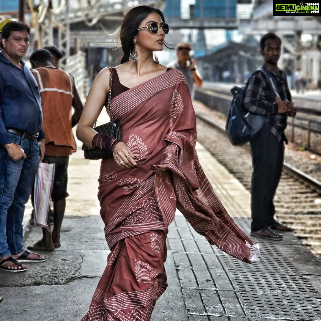 Monica Khanna Instagram - रास्ते कहां ख़त्म होते हैं ज़िंदग़ी के सफ़र में, मंज़िल तो वहां है जहां ख्वाहिशें थम जाएं। Picture credit -@igoforpro Hairstyle by -@sardarrume Makeup by -ME #instareels #saree #sareelove #instavideo #viral #viralvideos #trendingreels #explore #newtrending #trendingsongs #gulzar #bollywood #filmyladki #pyar #ishq #mohabbat #sareefashion #churchgate #mumbai #localtrain #local #phogography Mumbai Local Trains