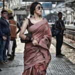 Monica Khanna Instagram - रास्ते कहां ख़त्म होते हैं ज़िंदग़ी के सफ़र में, मंज़िल तो वहां है जहां ख्वाहिशें थम जाएं। Picture credit -@igoforpro Hairstyle by -@sardarrume Makeup by -ME #instareels #saree #sareelove #instavideo #viral #viralvideos #trendingreels #explore #newtrending #trendingsongs #gulzar #bollywood #filmyladki #pyar #ishq #mohabbat #sareefashion #churchgate #mumbai #localtrain #local #phogography Mumbai Local Trains