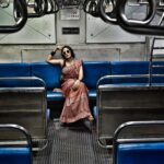 Monica Khanna Instagram - रास्ते कहां ख़त्म होते हैं ज़िंदग़ी के सफ़र में, मंज़िल तो वहां है जहां ख्वाहिशें थम जाएं। Picture credit -@igoforpro Hairstyle by -@sardarrume Makeup by -ME #instareels #saree #sareelove #instavideo #viral #viralvideos #trendingreels #explore #newtrending #trendingsongs #gulzar #bollywood #filmyladki #pyar #ishq #mohabbat #sareefashion #churchgate #mumbai #localtrain #local #phogography Mumbai Local Trains