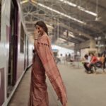 Monica Khanna Instagram - खूबसूरती ना सूरत में है ना लिबास में, निगाहें जिसे चाहे उसे हसीन कर दें।।।। गुलज़ार साहब 🌻 Captured by -@igoforpro (just another excellent talent I got to be associated with) Hairstyle by -@sardarrume Makeup by -ME #instareels #saree #sareelove #instavideo #viral #viralvideos #trendingreels #explore #newtrending #trendingsongs #gulzar #bollywood #filmyladki #pyar #ishq #mohabbat #sareefashion #churchgate #mumbai #localtrain #local #phogography
