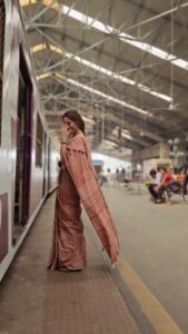 Monica Khanna Instagram - खूबसूरती ना सूरत में है ना लिबास में, निगाहें जिसे चाहे उसे हसीन कर दें।।।। गुलज़ार साहब 🌻 Captured by -@igoforpro (just another excellent talent I got to be associated with) Hairstyle by -@sardarrume Makeup by -ME #instareels #saree #sareelove #instavideo #viral #viralvideos #trendingreels #explore #newtrending #trendingsongs #gulzar #bollywood #filmyladki #pyar #ishq #mohabbat #sareefashion #churchgate #mumbai #localtrain #local #phogography