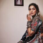 Monica Khanna Instagram – Chahti ti thi koi kaano mein JHUMKA pehenaye…
Par usne keh diya WHAT JHUMKA?! 🙈😜

#shayari #gulzaar #navratri #garba #jodhpur #dandiya #dandiyanight #hallo #navratrispecial #monikakhanna #indian #indianwear #ghaghracholi #happiness #love #garbanight #event

Styled by :-@style_by_hetaljogi
Outfit by – @mirona_fashion_studio
Jewellery by – @silver.kiosk @vanijewels_byvaidehi
Styled by – @style_by_hetaljogi
Hairstyle by :-@sardarrume 
@_impressionphotographyy__