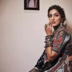 Monica Khanna Instagram - Chahti ti thi koi kaano mein JHUMKA pehenaye… Par usne keh diya WHAT JHUMKA?! 🙈😜 #shayari #gulzaar #navratri #garba #jodhpur #dandiya #dandiyanight #hallo #navratrispecial #monikakhanna #indian #indianwear #ghaghracholi #happiness #love #garbanight #event Styled by :-@style_by_hetaljogi Outfit by - @mirona_fashion_studio Jewellery by - @silver.kiosk @vanijewels_byvaidehi Styled by - @style_by_hetaljogi Hairstyle by :-@sardarrume @_impressionphotographyy__