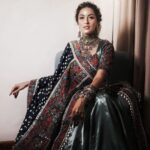 Monica Khanna Instagram - फना हम तो हो गए आंखे उनकी देखकर, आइना ना जाने वो कैसे देखते होंगे। #shayari #gulzaar #navratri #garba #jodhpur #dandiya #dandiyanight #hallo #navratrispecial #monikakhanna #indian #indianwear #ghaghracholi #happiness #love #garbanight #event Styled by :-@style_by_hetaljogi Outfit by - @mirona_fashion_studio Jewellery by - @silver.kiosk @vanijewels_byvaidehi Styled by - @style_by_hetaljogi Hairstyle by :-@sardarrume