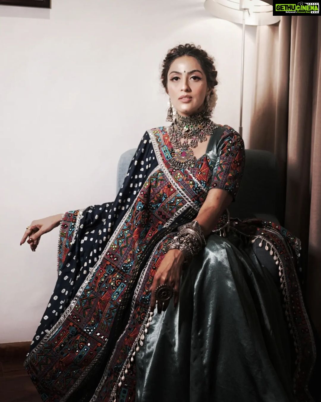 Monica Khanna Instagram - फना हम तो हो गए आंखे उनकी देखकर, आइना ना जाने वो कैसे देखते होंगे। #shayari #gulzaar #navratri #garba #jodhpur #dandiya #dandiyanight #hallo #navratrispecial #monikakhanna #indian #indianwear #ghaghracholi #happiness #love #garbanight #event Styled by :-@style_by_hetaljogi Outfit by - @mirona_fashion_studio Jewellery by - @silver.kiosk @vanijewels_byvaidehi Styled by - @style_by_hetaljogi Hairstyle by :-@sardarrume