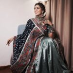 Monica Khanna Instagram - फना हम तो हो गए आंखे उनकी देखकर, आइना ना जाने वो कैसे देखते होंगे। #shayari #gulzaar #navratri #garba #jodhpur #dandiya #dandiyanight #hallo #navratrispecial #monikakhanna #indian #indianwear #ghaghracholi #happiness #love #garbanight #event Styled by :-@style_by_hetaljogi Outfit by - @mirona_fashion_studio Jewellery by - @silver.kiosk @vanijewels_byvaidehi Styled by - @style_by_hetaljogi Hairstyle by :-@sardarrume