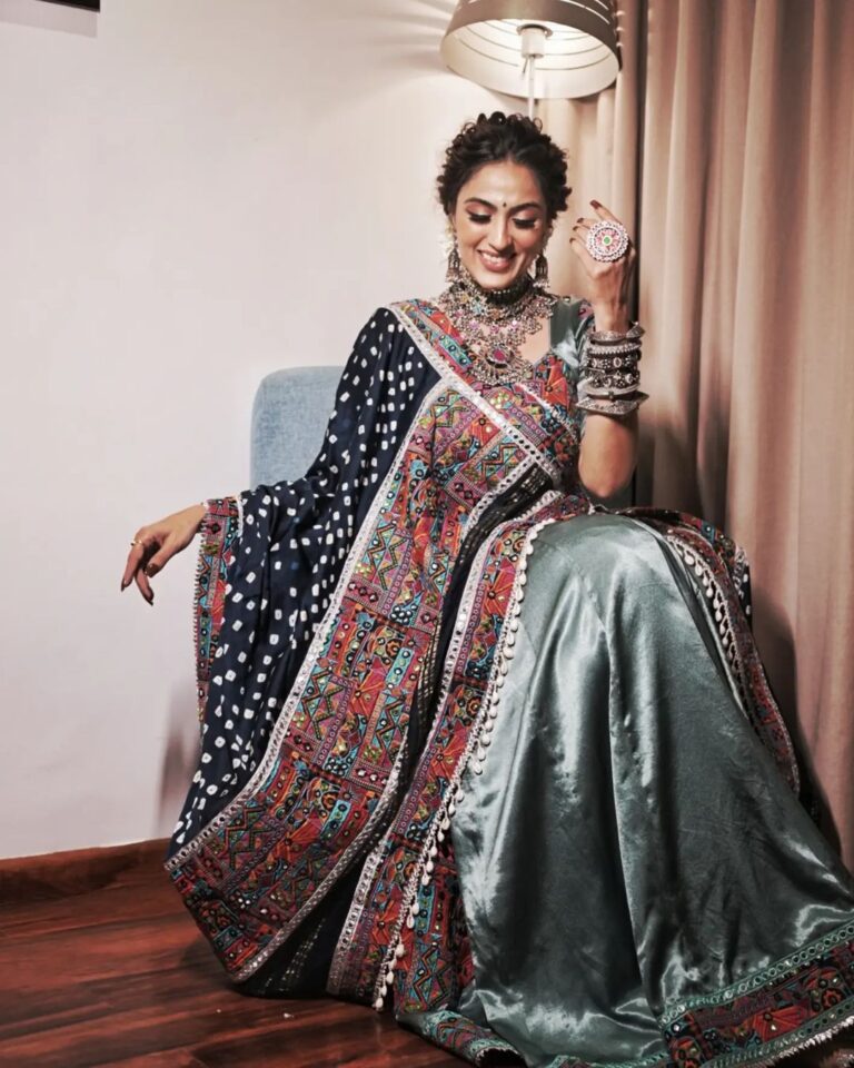Monica Khanna Instagram - फना हम तो हो गए आंखे उनकी देखकर, आइना ना जाने वो कैसे देखते होंगे। #shayari #gulzaar #navratri #garba #jodhpur #dandiya #dandiyanight #hallo #navratrispecial #monikakhanna #indian #indianwear #ghaghracholi #happiness #love #garbanight #event Styled by :-@style_by_hetaljogi Outfit by - @mirona_fashion_studio Jewellery by - @silver.kiosk @vanijewels_byvaidehi Styled by - @style_by_hetaljogi Hairstyle by :-@sardarrume