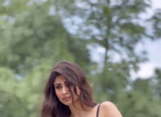Mouni Roy Instagram - Mood today: I miss dancing 😔