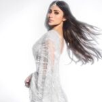 Mouni Roy Instagram - An endless love affair… 🤍 #ASareeGirlForever • • • • • Outfit: @dilnazkarbhary Jewellery: @karishma.joolry Styled by : @manekaharisinghani with @chintan_shah08 Hair : @chettiarqueensly Make up : @mukeshpatilmakeup 📸 @amannagoshe ♥️ @trishilagoculdas
