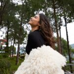 Mouni Roy Instagram - Up above the world so high 🏔️ • • • (@travelandleisureindia ) Editor-in-chief : Aindrila Mitra (@aindrilamitra) Produced by: Chirag Mohanty Samal (@chiragmohantysamal) Co-produced by: Bayar Jain (@bayar.jain) Photographed by: Sasha Jairam (@sashajairam ) Assisted by Jagan Khursule (@jagan_khursule ) Styled by: Chandini Whabi (@chandiniw) Assisted by: Stacey Cardoz (@styledbystaceycardoz) Top and skirt: Ura (@wear.ura) Faux fur: H&M (@hm) Hair by: Queensly Chettiar (@chettiarqueensly ) Makeup by: Albert Chettiar (@chettiaralbert) PR Agency: Hype PR (@hypenq_pr) Location: Moksha Himalaya Spa Resort (@moksha_himalaya_spa_resort)